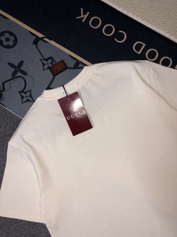 ブランドTシャツ着用イメージ